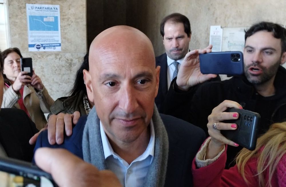 El ex titular de la unidad médica presidencia Federico Saavedra ingresa a la fiscalía federal de Ramiro González para declarar como testigo en la causa por violencia de género contra el ex presidente Alberto Fernández. Foto: Daniel Vides / NA