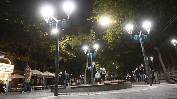 Varios departamentos tendrán un aumento extra del 1,5% en sus facturas por el alumbrado público. Foto: José Gutiérrez / Los Andes