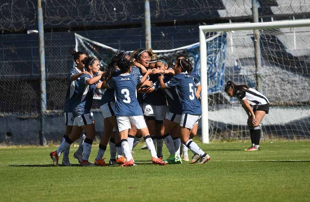Futbol femenino, Independiente Rivadavia vs. Gimnasia y Esgrima de Mendoza en el estadio Bautista Gargantini.Festejos del gol  de Independiente Rivadavia.