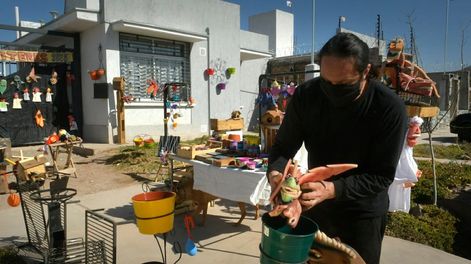 Los Andes | Alejandro Molina, integrante del Colectivo El Revoltijo, fabrica juguetes artesanales que se comercializaran en forma virtual y ferias barriales. / Orlando Pelichotti