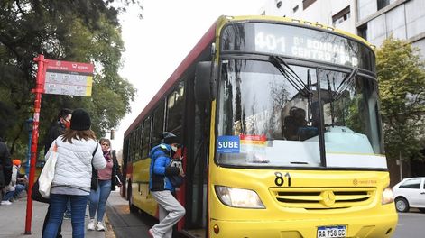Los Andes | Con la llegada del frío, el año pasado a partir de marzo comenzó a bajar lentamente la demanda de micros. Este año no sucede lo mismo sino que el uso se mantiene. Foto: José Gutiérrez / Los Andes