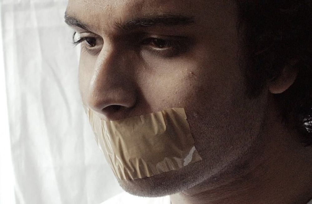 Recientemente, una joven se volvió viral por afirmar que dormir con la boca cerrada usando cinta adhesiva mejora su salud hormonal y la calidad de su sueño. Foto: Web.