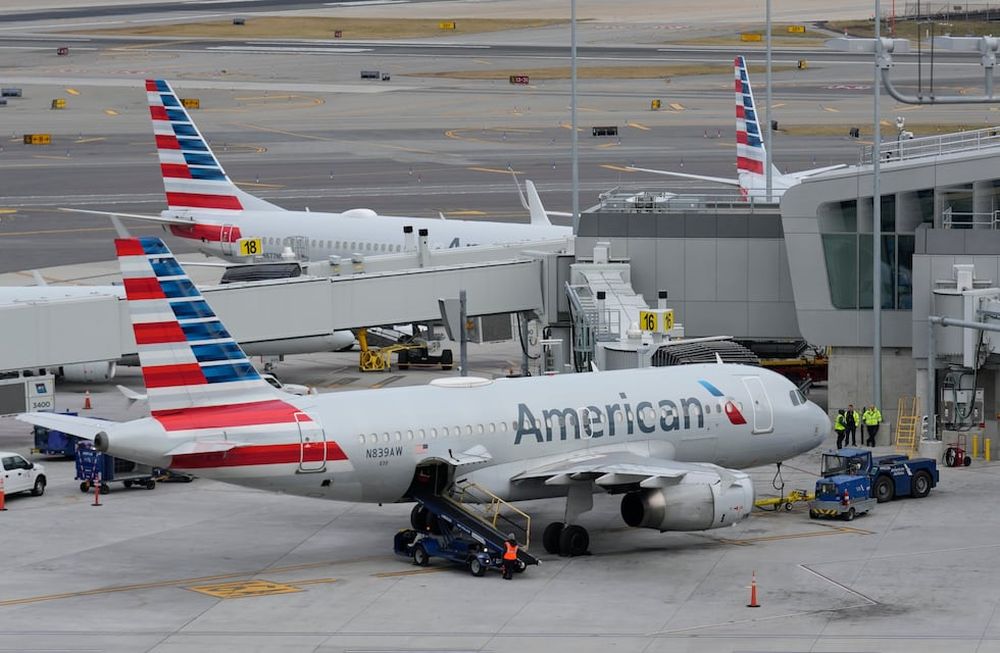 ARCHIVO - Aviones de American Airlines en la pista del Aeropuerto LaGuardia, Nueva York, 11 de enero de 2023.  (AP Foto/Seth Wenig)