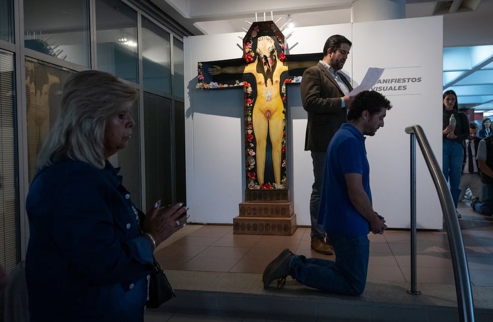 Un grupo de unas 60 personas ingresó al rectorado de la UNCuyo para protestar por la muestra de obras de arte 8M - Manifiestas Visuales que habían sido cuestionadas por la iglesia, luego de rezar comenzaron a romper las obras que estaban expuestas en conmemoración del día de la mujer.  Foto: Ignacio Blanco / Los Andes
