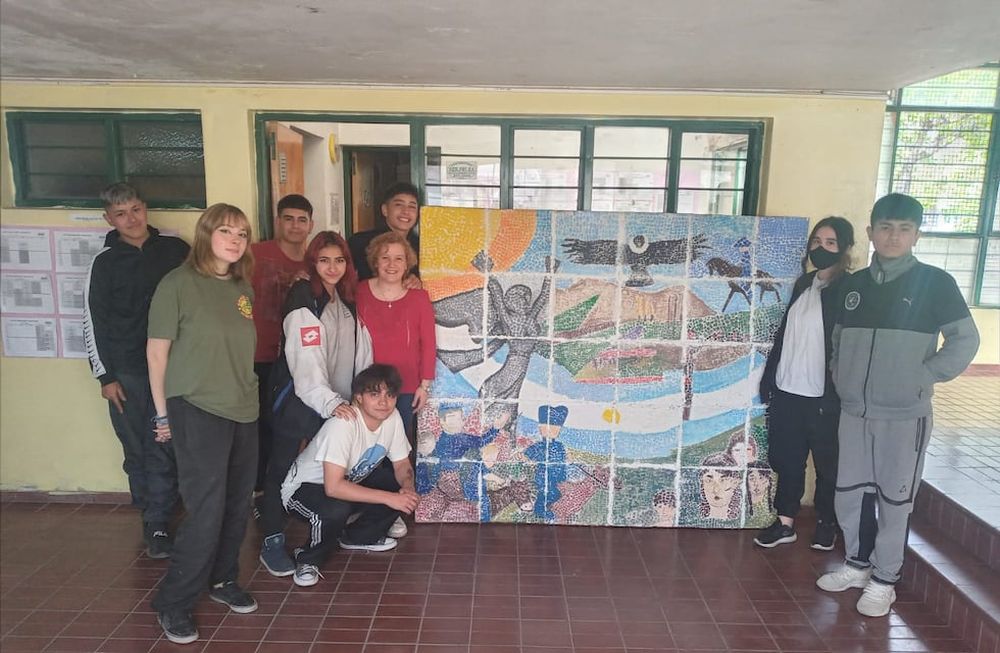 Alumnos de la escuela Champeau pintaron un mural con los símbolos de Mendoza.
