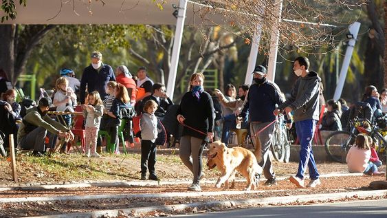 Los encuentros de familias y amigos en los espacios públicos de la provincia están prohibidos. Caminatas, trote o pasear a las mascotas, sí se podrá. / Foto: Los Andes