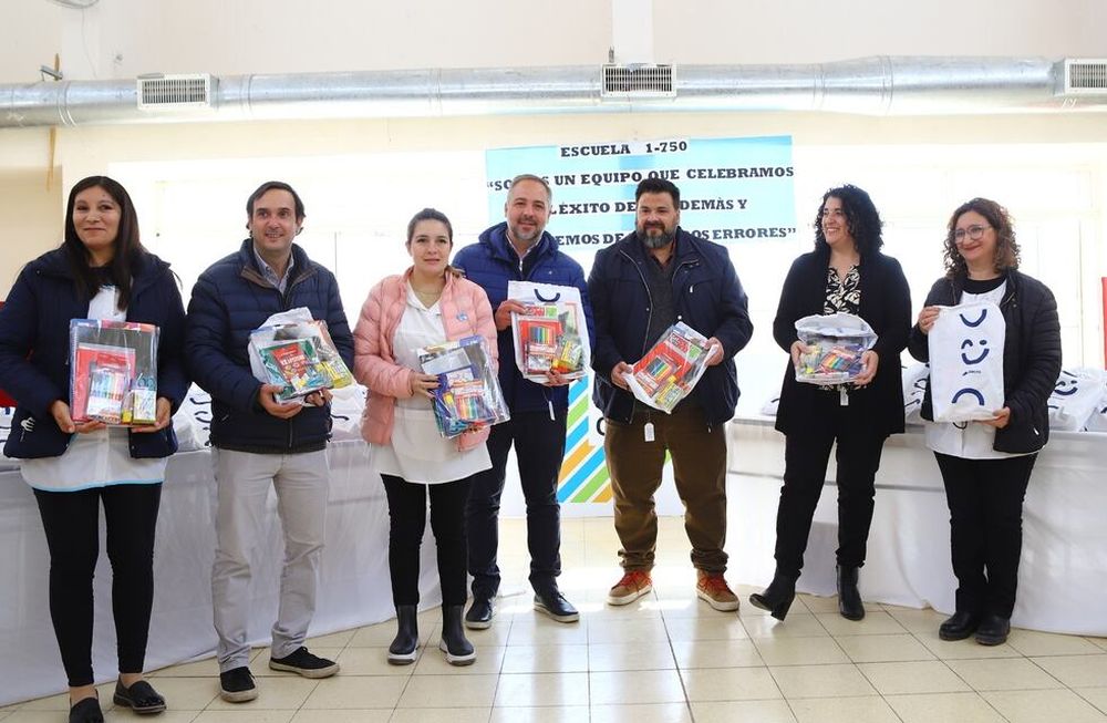 Maipú y el Banco Macro entregaron útiles escolares