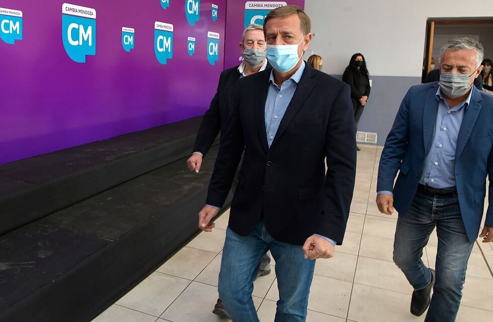 Rodolfo Suárez, Alfredo Cornejo y Julio Cobos en el acto de cierre de campaña de Cambia Mendoza. Allí Suárez anunció la oferta salarial a los estatales.Foto: Orlando Pelichotti