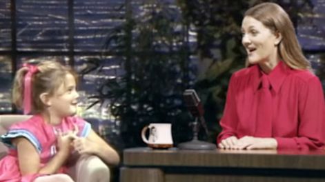 Insólito: Drew Barrymore entrevista a su “yo” de 7 años para su nuevo talk show