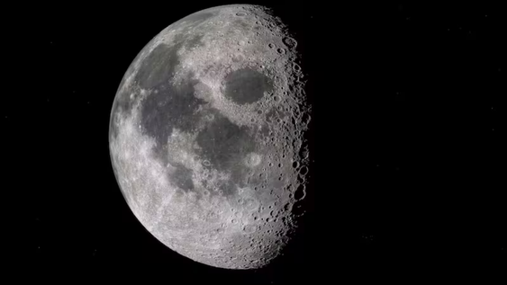 Artemis II sobrevuela a la Luna y revela su cara oculta.