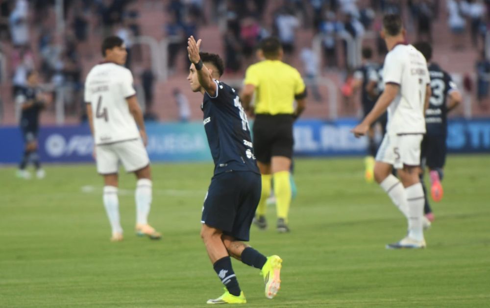 Indeopendiente Rivadavia debutó en la Copa Libertadores. Histórico. Enfrentó a Bolivar por la primera fecha de zona C. 