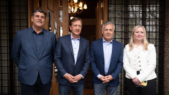 El gobernador Rodolfo Suarez recibió al gobernador electo Alfredo Cornejo y a su vicegobernadora Hebe Casado, compartieron un desayuno de trabajo en la residencia oficial.Foto: Ignacio Blanco / Los Andes