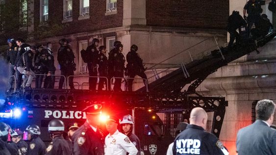 Policías de Nueva York utilizan un vehículo táctico para llegar a un piso superior del edificio Hamilton en el campus de la Universidad de Columbia, el martes 30 de abril de 2024 en Nueva York, Estados Unidos. Cientos de policías entraron en el recinto el martes para poner fin a la ocupación del edificio por parte de manifestantes propalestinos y desalojar un campamento de protesta.(AP Foto/Craig Ruttle)