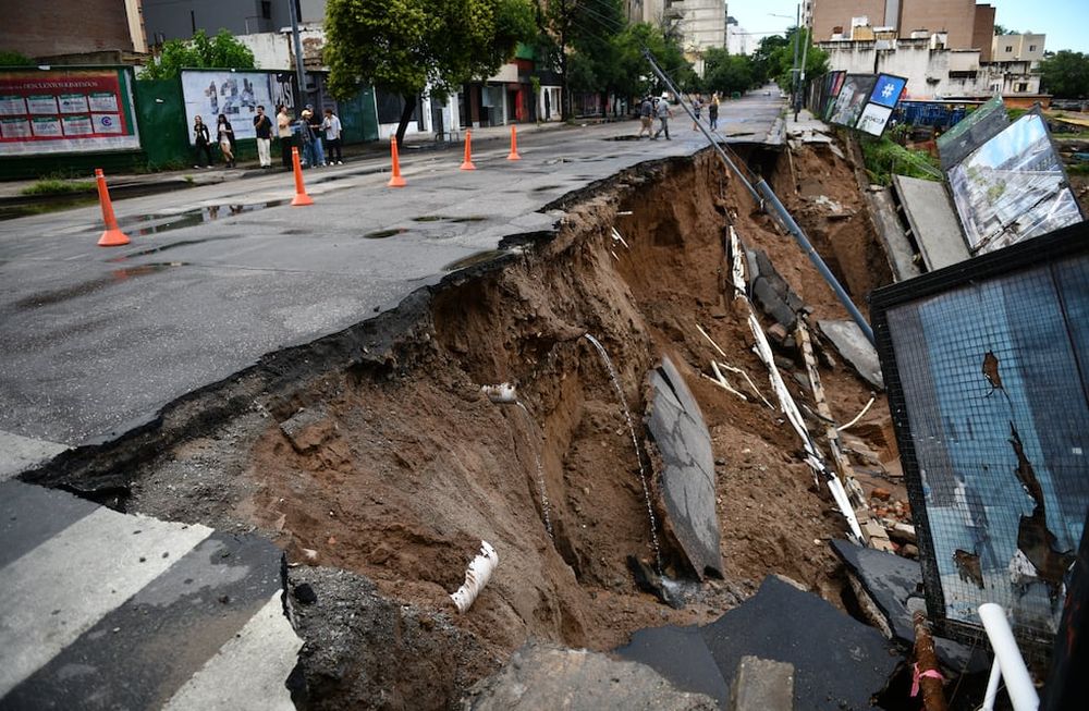 Fuerte temporal de lluvia provocó un socavón de unos 30 metros en la avenida Vélez Sársfield, a la altura del emprendimiento inmobiliario Pocito. (Pedro Castillo / La Voz)