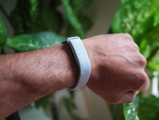 El fitbit Air de Google es el más reciente de los dispositivos sin pantalla enfocados en salud.