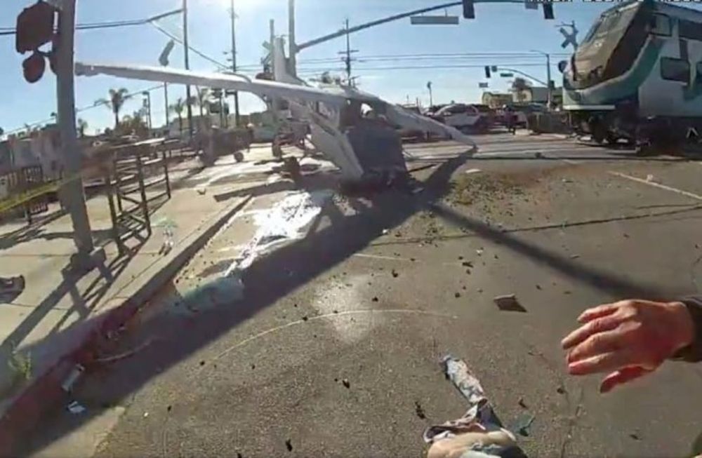 Las impactantes grabaciones muestran el momento exacto cuando el tren destruye la aeronave que instantes previos había caído sobre las vías férreas. El hecho sucedió en California, Estados Unidos.