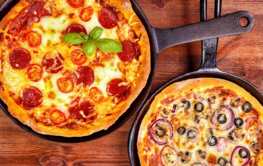 La pizza en sartén sin gluten es una receta práctica, rápida y adaptable que demuestra que la cocina saludable también puede ser sabrosa.