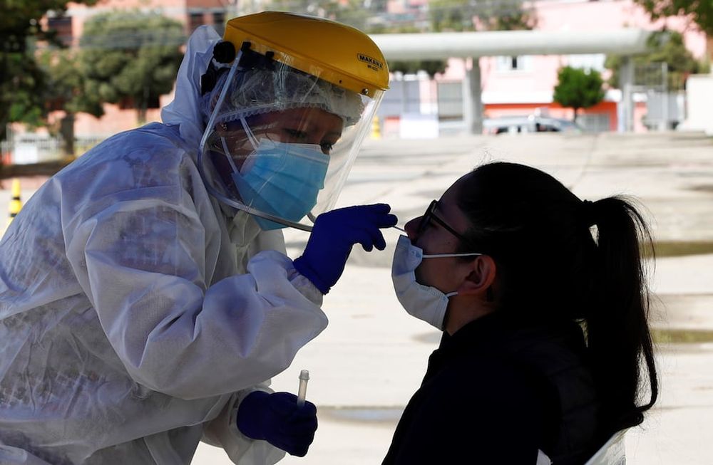 Un trabajador de salud recolecta una muestra de un residente durante la prueba del nuevo coronavirus afuera de la Piscina Olímpica en La Paz, Bolivia. Foto: AP