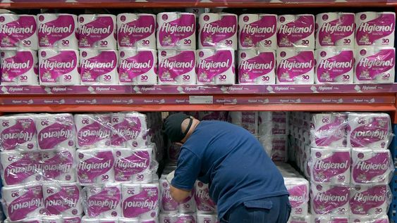 El papel se produce en el país, pero las fábricas utilizan insumos importados que están ingresando a cuenta gotas. Foto: Orlando Pelichotti