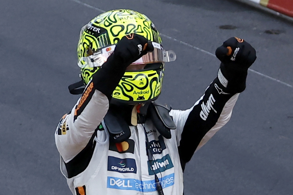 El piloto de McLaren, Lando Norris de Gran Bretaña, celebra tras ganar el Gran Premio de Mónaco de la Fórmula 1. Foto: EFE/EPA/YOAN VALAT