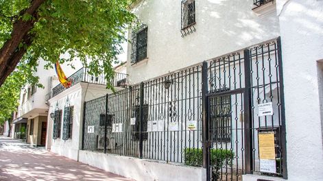 Los Andes | Desde octubre pasado, miles de personas visitan el consulado español en Ciudad, donde se entregan 50 turnos por día. | Foto: Mariana Villa / Los Andes