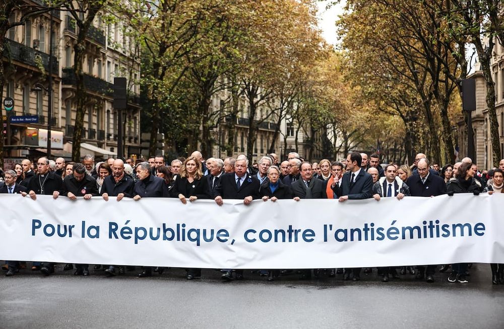 Paris (France), 12/11/2023.- Former French President Nicolas Sarkozy (5-L), President of the French National Assembly Yael Braun-Pivet (6-L), French Senate President Gerard Larcher (C), French Prime Minister Elisabeth Borne (C-R), former French President Francois Hollande (7-R), flanked by cabinet ministers of the French government and former prime-ministers pose for a photograph with a banner reading For the Republic, against anti-Semitism during a march against rising anti-Semitism, called by the presidents of French Senate and National Assembly, in Paris, France, 12 November 2023. Thousands of demonstrators marched in Paris against anti-Semitism on 12 November, as tensions have risen in the French capital, which is home to large Jewish and Muslim communities, following the 07 October attack by the militant group Hamas on Israel.Thousands of Israelis and Palestinians have died since the militant group Hamas launched an unprecedented attack on Israel from the Gaza Strip on 07 October, and the Israeli strikes on the Palestinian enclave which followed it. (Francia) EFE/EPA/MOHAMMED BADRA