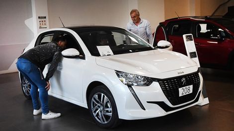 Los Andes | Interesados. Según comentaron desde las agencias, en las últimas semanas, aumentó el público que consultó por el precio de los unidades 0km. / Foto: José Gutierrez / Los Andes