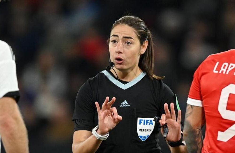 El arbitraje femenino italiano hará historia este fin de semana, tres mujeres dirigirán por primera vez en la historia un partido de la Serie A. En concreto, el Inter Torino.Maria Sole Ferrieri Caputi como principal con Francesca Di Monte y Tiziana Trasciatti de asistentes./ Gentileza.