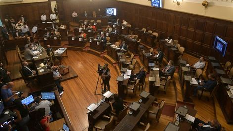 Los Andes | Tras varios meses de aislamiento social y sesiones virtuales, la Legislatura Provincial volvió a sesionar dentro del recinto, con protocolos sanitarios de por medio / Orlando Pelichotti