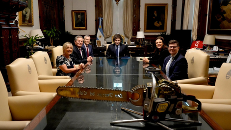 Javier Milei en Casa Rosada, con el senador estadounidense Steve Daines y su comitiva.