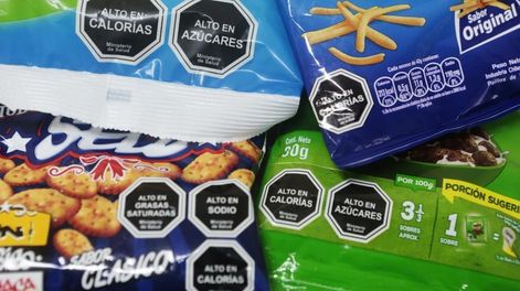 Ley de etiquetado: Argentina debate la posible derogación mientras una investigación chilena muestra impacto positivo de ley similar en reducción de exceso de peso infantil.
