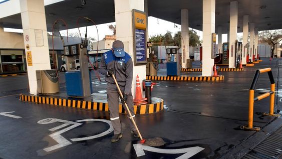 Durante mayo, con la flexibilización de las actividades económicas, creció la venta de combustibles. Aún falta un 74% para rescatar el total del mercado. Foto: Orlando Pelichotti