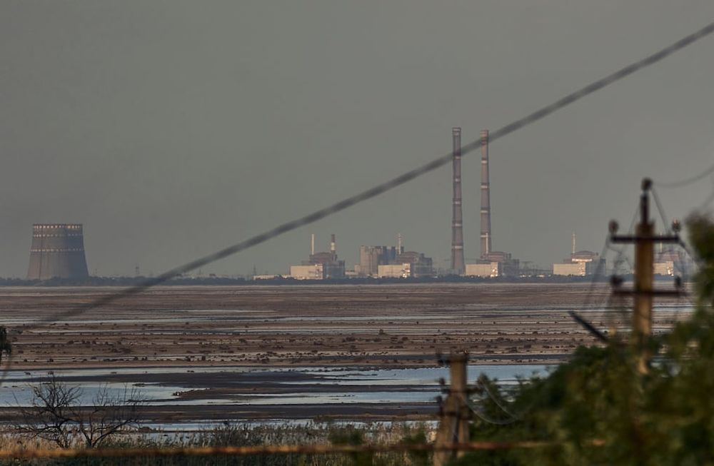 ARCHIVO - La nucleoeléctrica que Rusia controla en Zaporiyia, la más grande de Europa, puede apreciarse al fondo tras el rompimiento de un dique, el martes 27 de junio de 2023, en Energodar, Ucrania. (AP Foto/Libkos, archivo)
