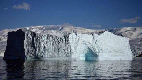 El desprendimiento de témpanos y retroceso de glaciares con su consecuente aporte de agua dulce al océano no solo causa el aumento del nivel del mar sino también el decrecimiento de salinidad, y por lo tanto de la densidad del agua. Foto: Eduardo Ruiz Barlett.