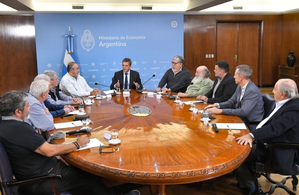 Sergio Massa se reunió con la CGT y representantes de movimientos sociales. Foto: prensa Economía