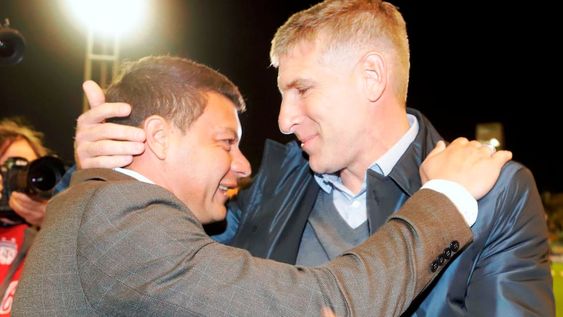 Martín Palermo junto a Seba Battaglia. Hoy, el DT se quebró a recordar a Maradona. / Gentileza.