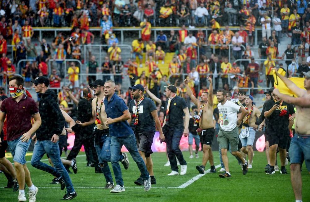 Escándalo y heridos en Lens vs. Lille en el fútbol Francés. / Genitleza.