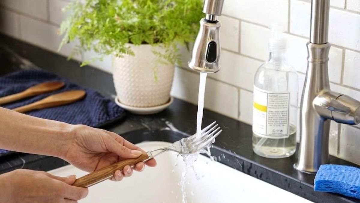 Los cubiertos acumulan bacterias: cuál es la forma correcta de lavarlos, según especialistas