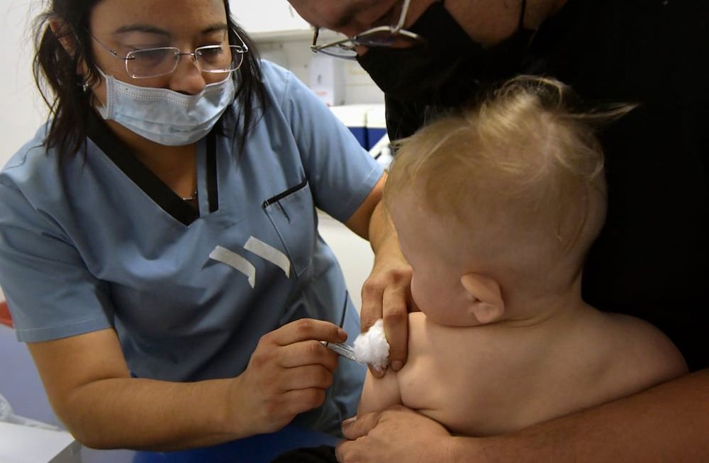 04 de abril  2022 SociedadPlan Nacional de VacunaciónComenzó hoy la primera vacunación antigripal que llegó en las últimas horas a la provincia de Mendoza, de un total de 28 mil dosis, serán destinadas, a partir de hoy, a los niños sanos de entre 6 y 24 meses, en el Hospital Humberto NottiFoto: Orlando Pelichotti / Los Andes