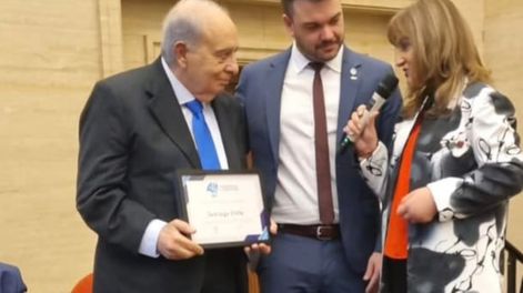 Debé, recibe el reconocimiento por parte del actual presidente de la FIRA.