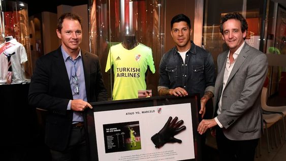 El buzo y los guantes que el mendocino utilizó en la Copa Libertadores ya están en el Museo River / Prensa River.