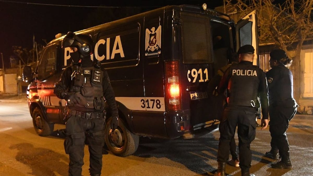 Se encontró con sus enemigos en Las Heras y lo acribillaron: logró escapar en moto con 4 tiros en el pecho