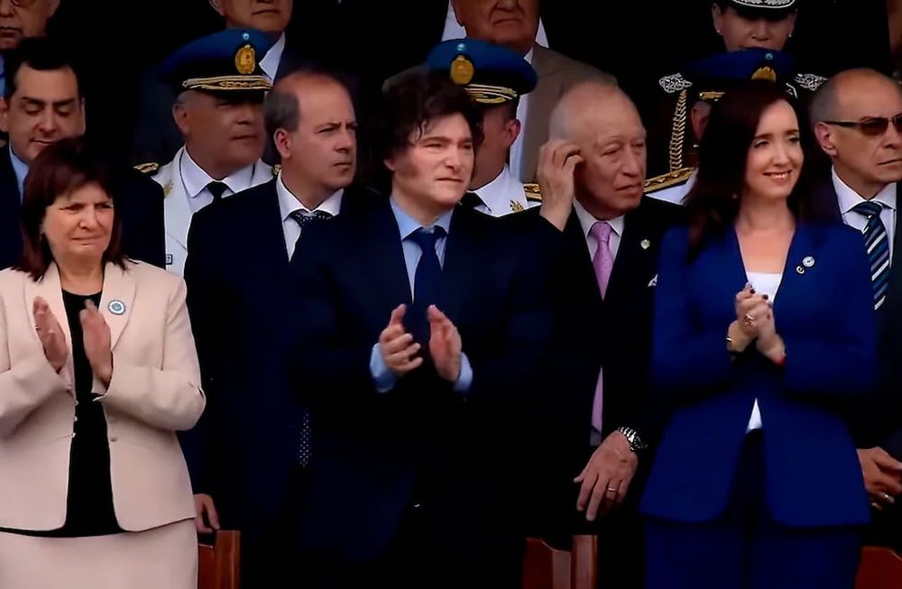 Javier Milei y Victoria Villarruel se mostraron juntos en la ceremonia de premiación de la Escuela de Cadetes Comisario General Juan Ángel Pirker de la Policía Federal.