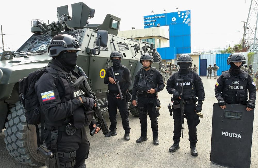 GUAYAQUIL (ECUADOR), 06/04/2024.- Agentes de policía vigilan el operativo de llegada del exvicepresidente Jorgue Glas a la cárcel La Roca, este sábado en Guayaquil (Ecuador). Jorge Glas, el exvicepresidente de Ecuador durante parte del mandato presidencial de Rafael Correa, fue trasladado este sábado a la cárcel de máxima seguridad La Roca, en Guayaquil, tras haber sido detenido en la noche del viernes dentro de la Embajada de México. EFE/ Jonathan Miranda