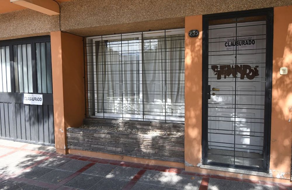 Frente del edificio de calle Manuel Moreno 235 de Godoy Cruz donde funcionaba un geriátrico que fué clausurado por dos personas fallecidas. | Foto: José Gutiérrez / Los Andes