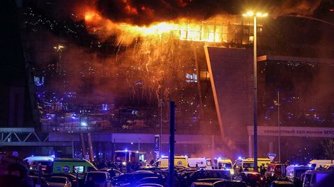Los Andes | Los bomberos tratan de extinguir las llamas tras el tiroteo en la sala de conciertos del Crocus City Hall en Krasnogorsk, a las afueras de Moscú, Rusia.