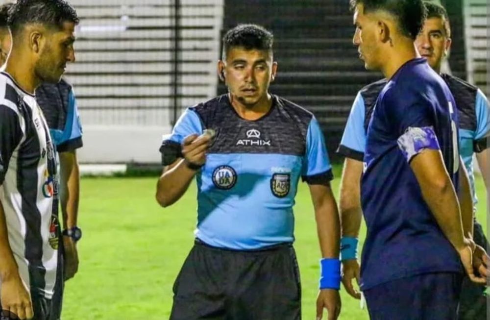 El árbitro Matías Valenti dirigía una de las semifinales de la Liga Alvearense de Fútbol, entre Pacífico y Real del Padre y sobre el final fue agredido por el jugador Axel Contreras.