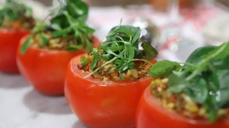 Tomates rellenos: cómo hacer el clásico navideño en pocos minutos