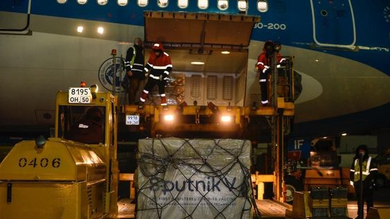 Las primeras 300 mil dosis compradas por el Gobierno nacional partieron ayer de Moscú en un avión argentino. Foto: Presidencia de la Nación.