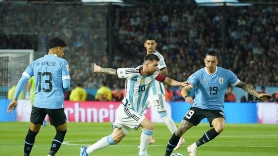 Con goles de Ronald Araújo y Darwin Núñez, el equipo de Bielsa derrotó a la Selección en La Bombonera. Ultimo partido de Messi en la Argentina. / Gentileza.